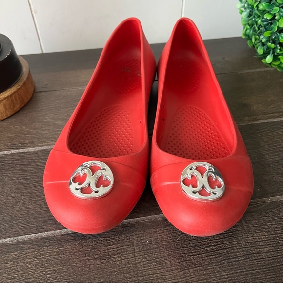 CROCS Shoes - Crocs Womens Queen Of Hearts Ballet Flats Shoes 8 Silver Medallion Red